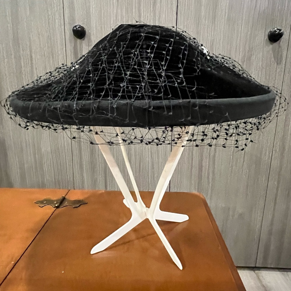 Elegant Black Velvet Hat with Veil, vintage 1950’s - Picture 2 of 6